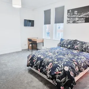 Spacious In Modern House Near Nottingham