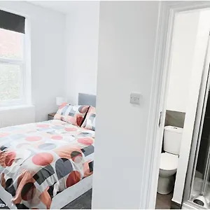 Private In Modern House Near Nottingham